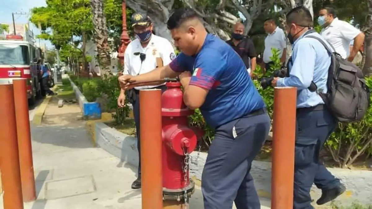 Personal de Bomberos realiza censo de hidrantes en la ciudad